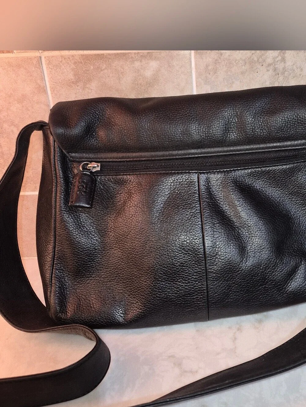 The SAK Leather Crossbody Handbag Messenger Style Satchel Shoulder Bag Black Med